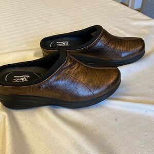 New in box: grasshoppers/get fit mule in bronze, size 6.5